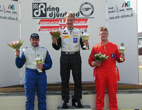 Fire gange var Klaus Verner på podiet denne weekend, og alle fire gange var det på øverste placering.<BR>Her er det efter løb to, hvor Peter Vesti blev nummer 2 og Steffen Larsen nummer 3. (Foto: Motorsporten.dk)